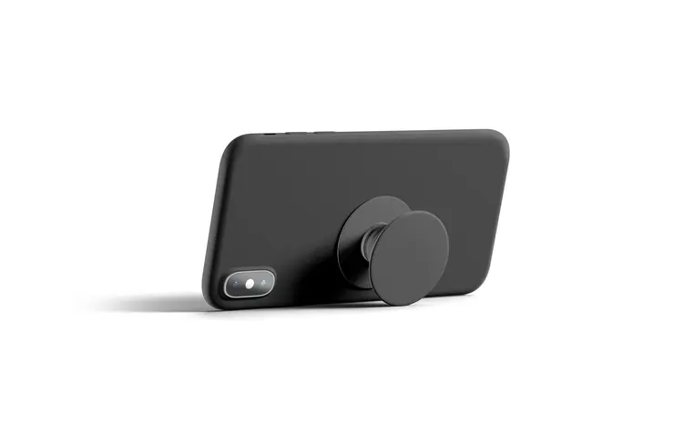 le pop socket pour smartphone ou la poignée de téléphone est un accessoire très pratique car il permet de bien tenir le téléphone et de le poser pour profiter des visio et vidéo de manière confortable