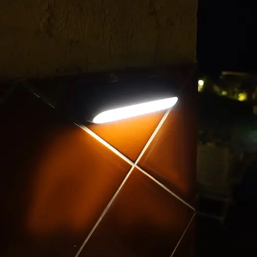 Applique solaire murale LED blanc chaud ou multi-couleur.