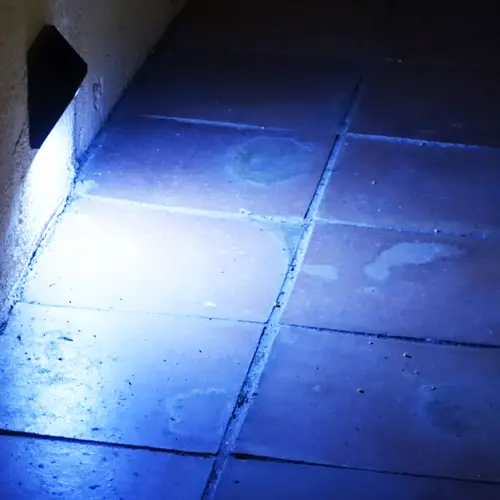 Éclairage LED solaire à détection de mouvement mural noir.